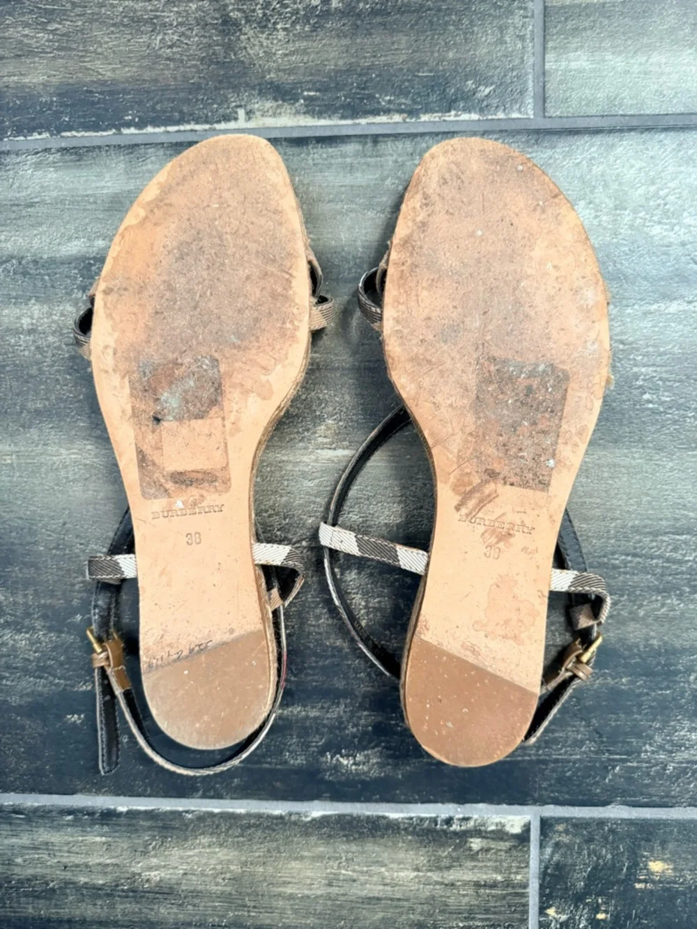 Stunning Burberry Black & White Plaid Crisscross Flat Espadrille Sandals 38 eu - Picture 11 of 11